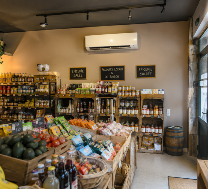 Unité murale dans une épicerie fine